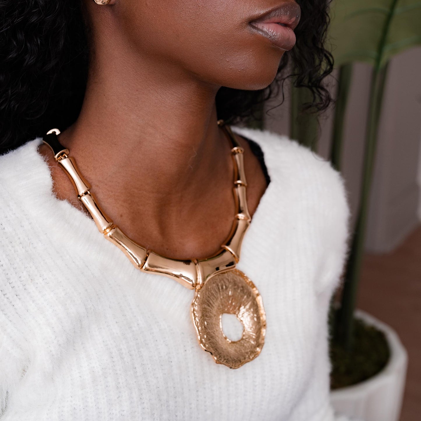 BOLD PENDANT STATEMENT NECKLACE SWP LOOK 052
