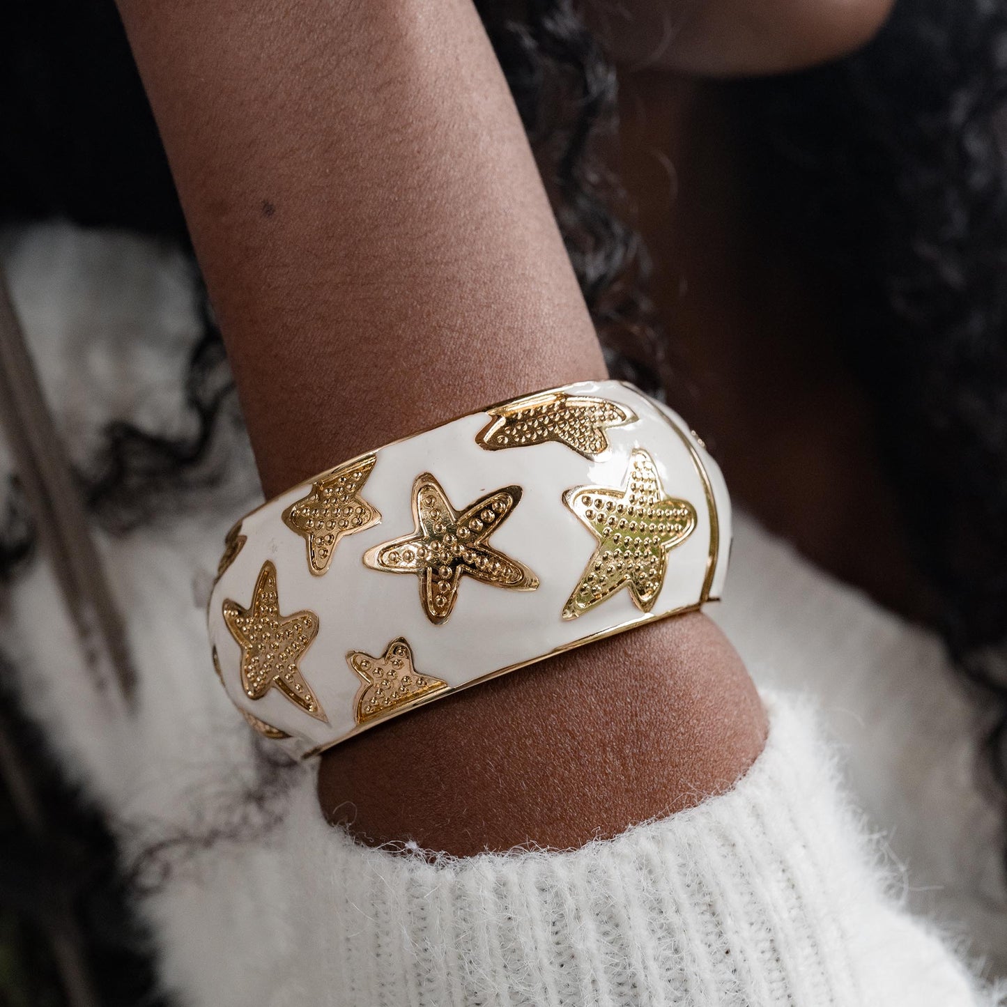 CHUNKY GOLD STARFISH BANGLE SWP LOOK 011