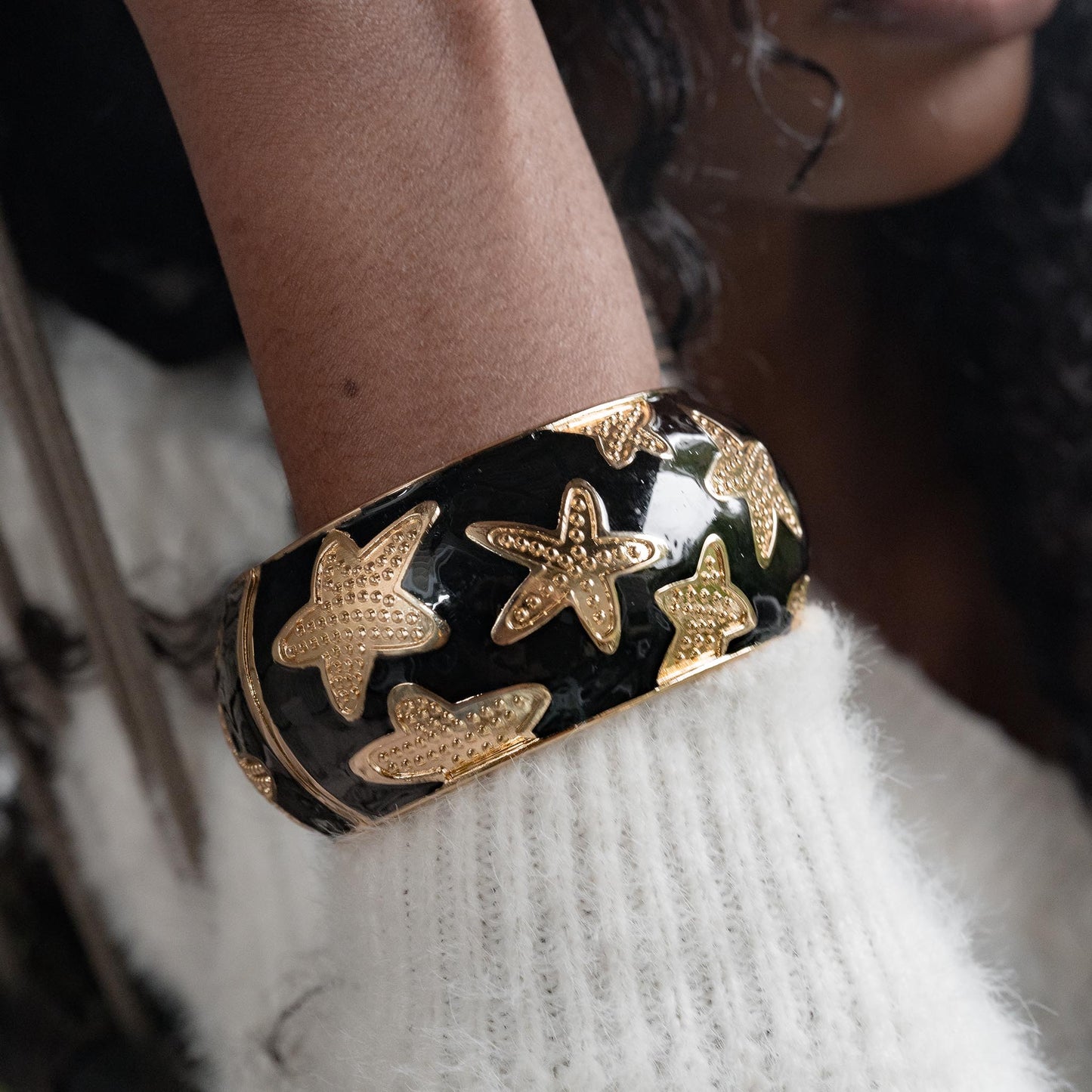 CHUNKY GOLD STARFISH BANGLE SWP LOOK 011