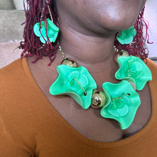 ACRYLIC FLOWERS STATEMENT NECKLACE