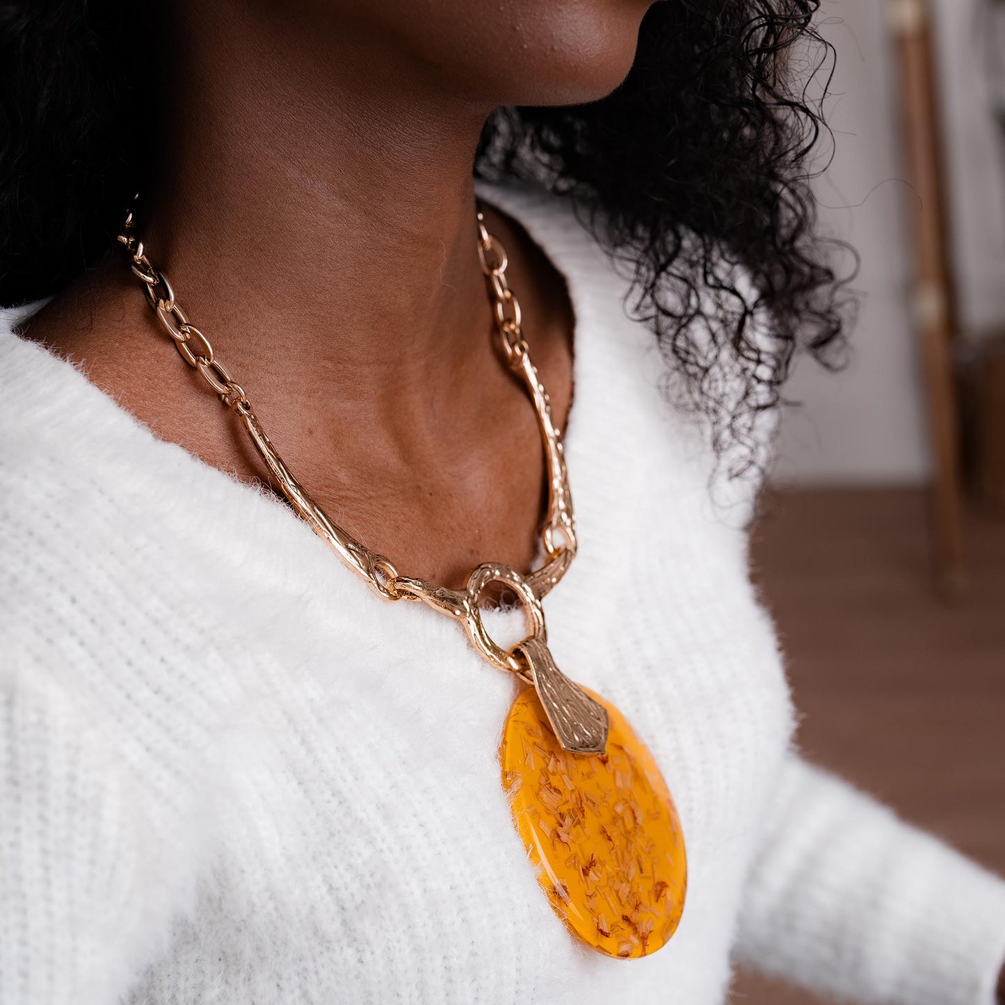 VINTAGE ACRYLIC PENDANT NECKLACE SET