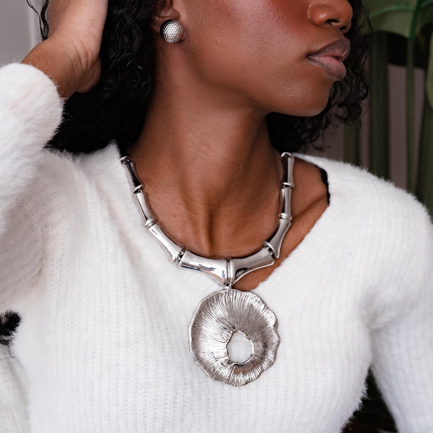 BOLD PENDANT STATEMENT NECKLACE SWP LOOK 052