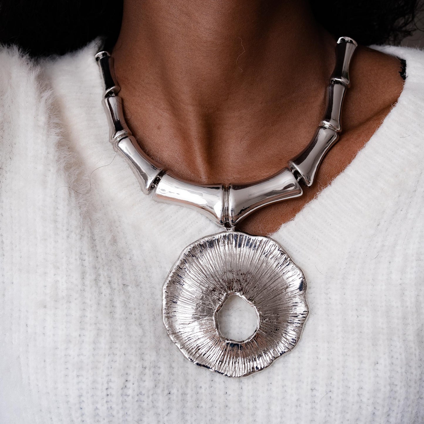 BOLD PENDANT STATEMENT NECKLACE SWP LOOK 052